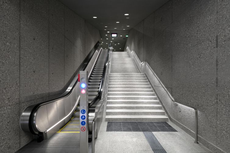Treppenaufgang und Rolltreppe, U-Bahnstation Kronenplatz