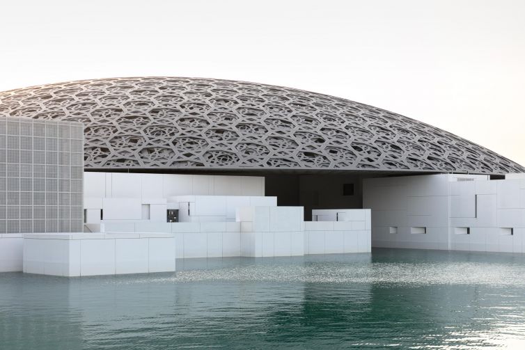 Aussenansicht des Museums Louvre Abu Dhabi mit Fokus auf das Dach.