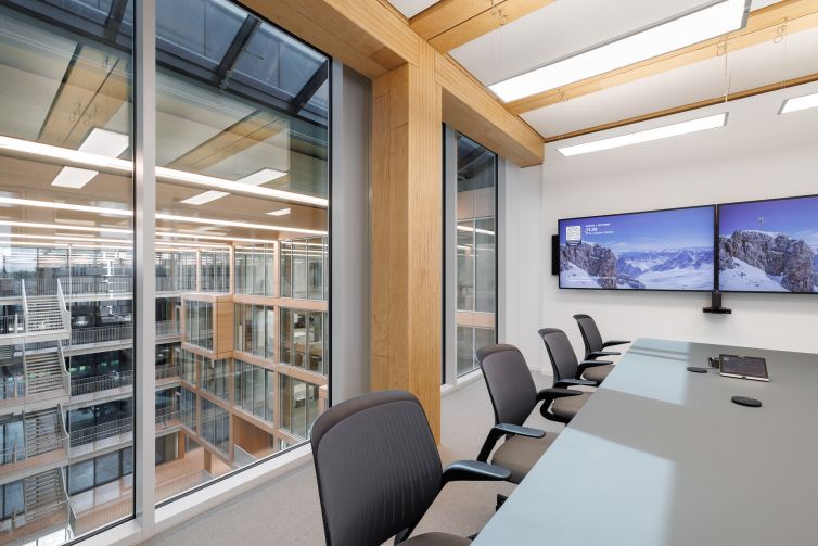 Meetingraum mit Blick ins Atrium