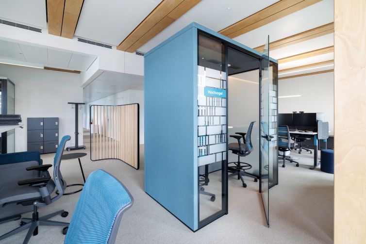 Blaue Telefonbox in offener Bürolandschaft