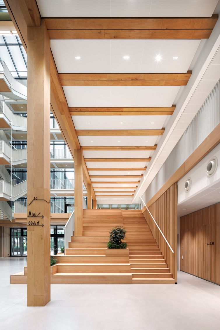 Treppe im Atrium von i8 in München